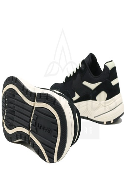 Shoe with laces