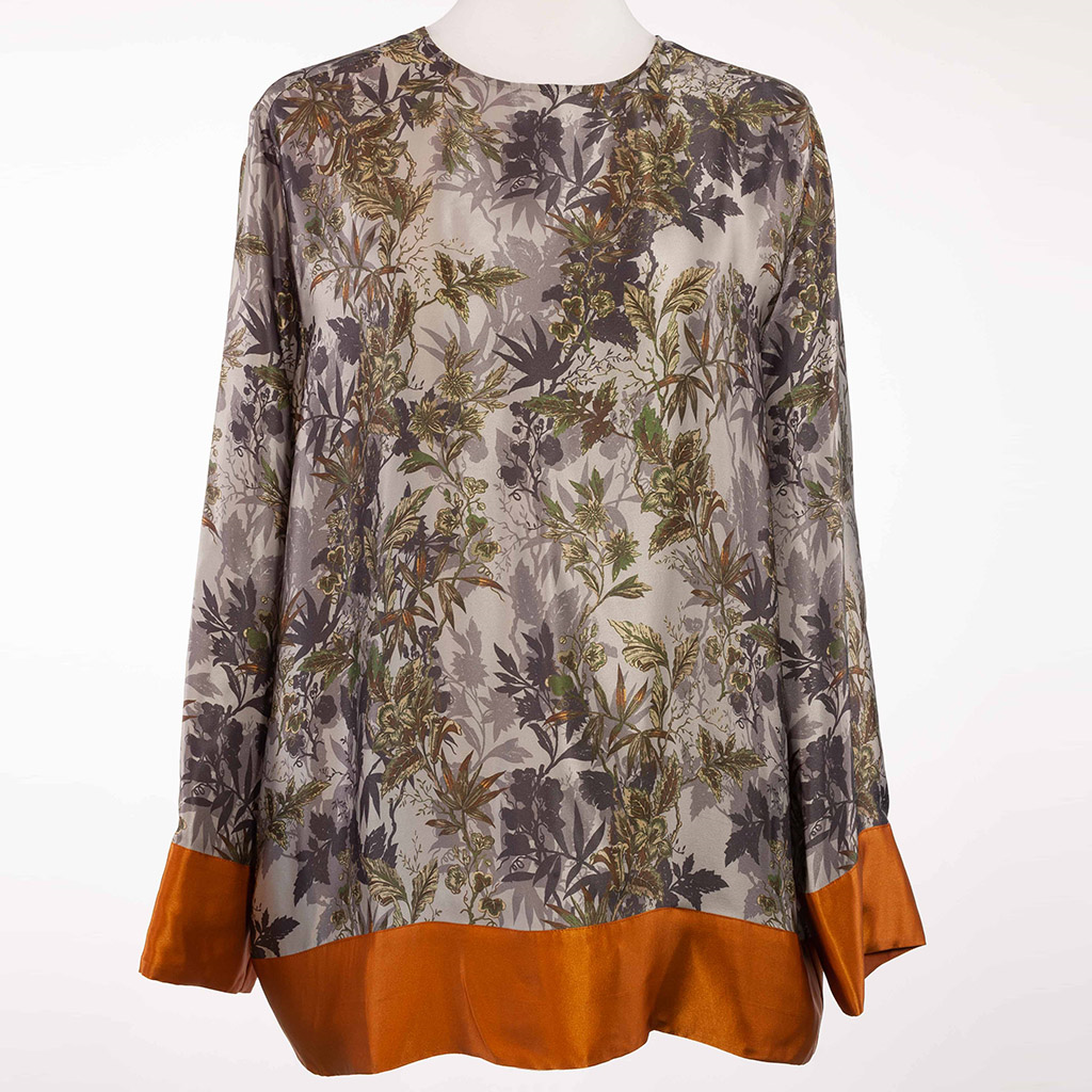 Blouse decorated with floral print