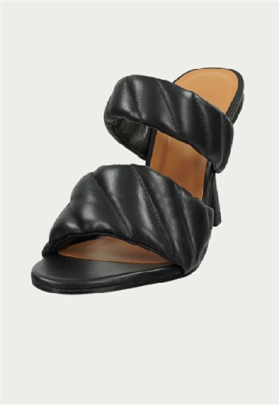 high-heeled shoes