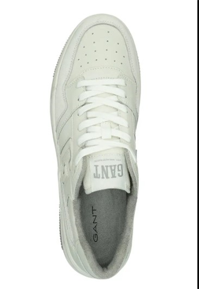 Shoe with laces
