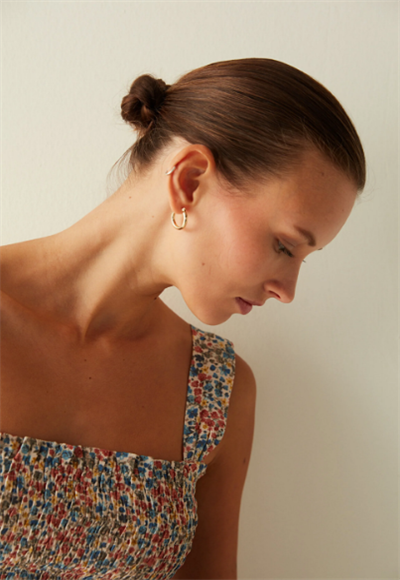sleeveless blouse