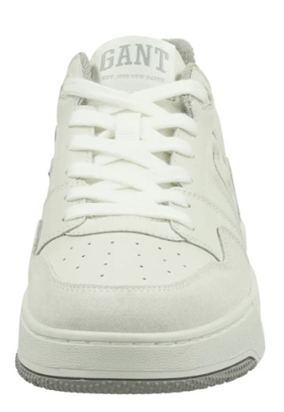 Shoe with laces