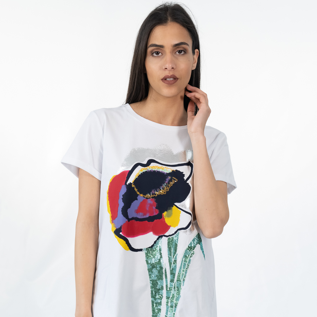 Blouse decorated with graphic print