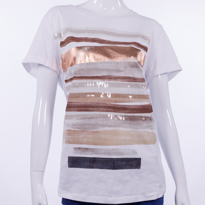 Blouse decorated with graphic print