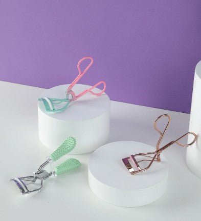 Eyelash curling tool