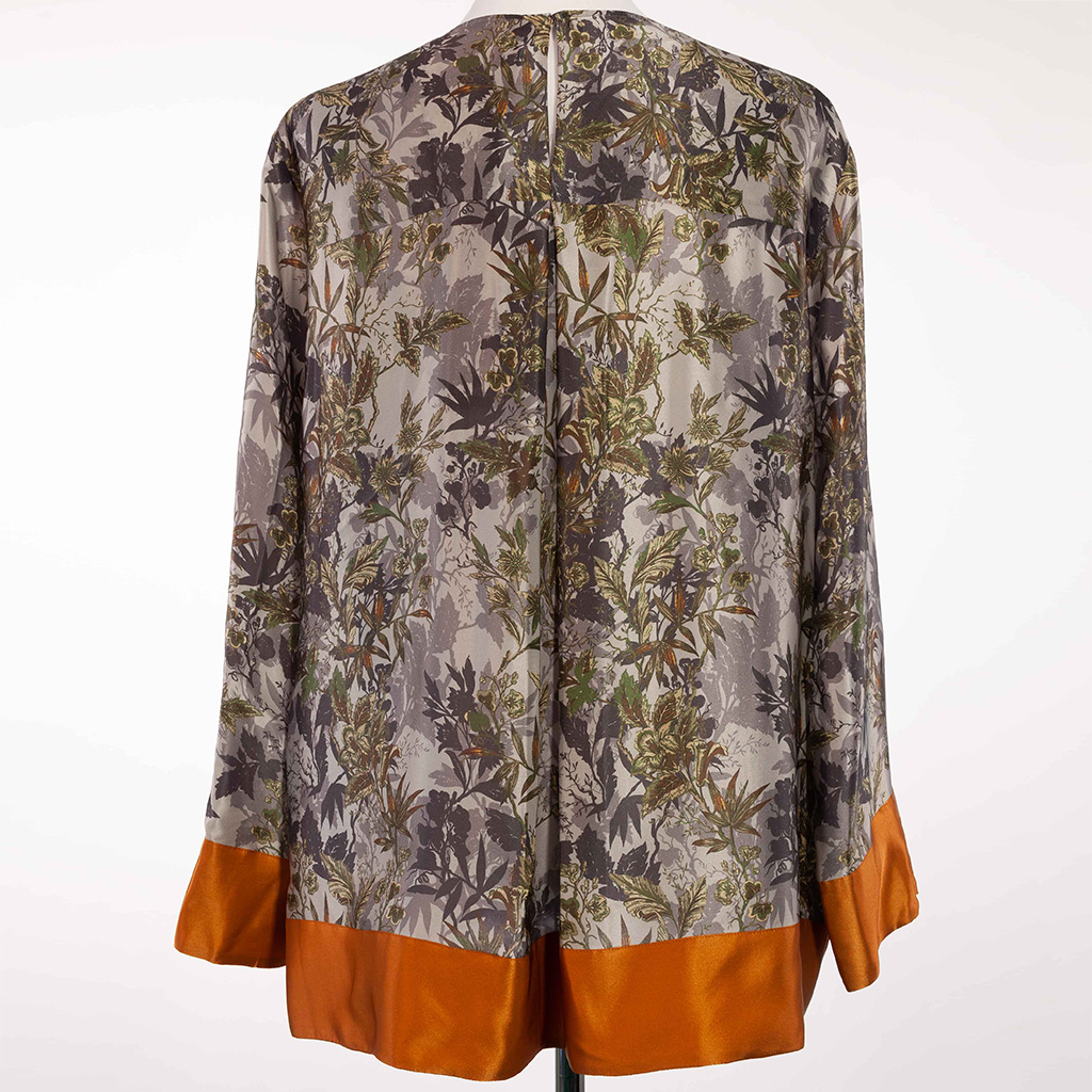 Blouse decorated with floral print