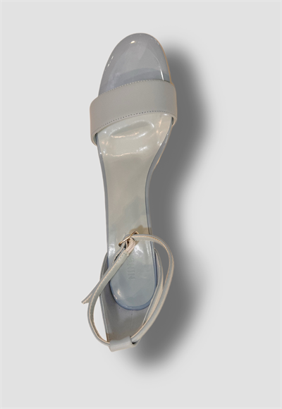 high-heeled shoes