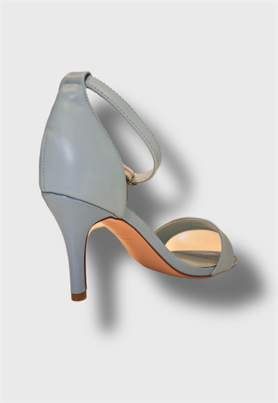 high-heeled shoes