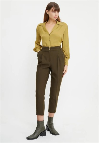 high-waisted pants