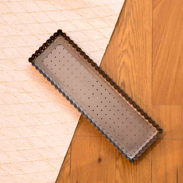 Rectangular perforated baking tray