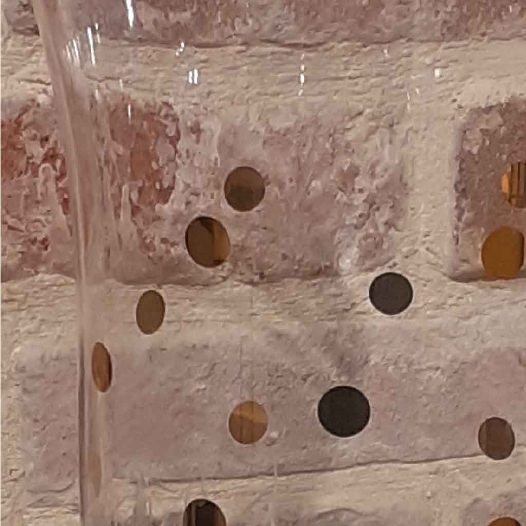 مزهرية زجاجية منقطة