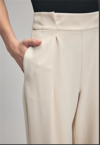 pleated trousers