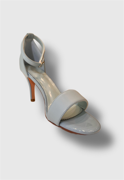 high-heeled shoes