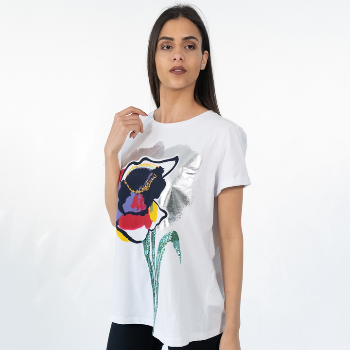 Blouse decorated with graphic print