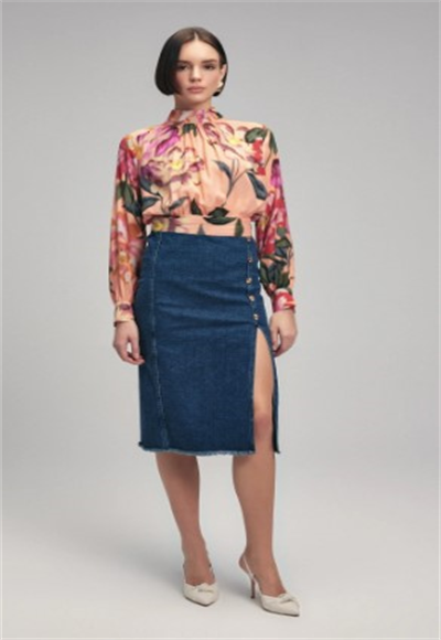 Printed blouse tied at the back