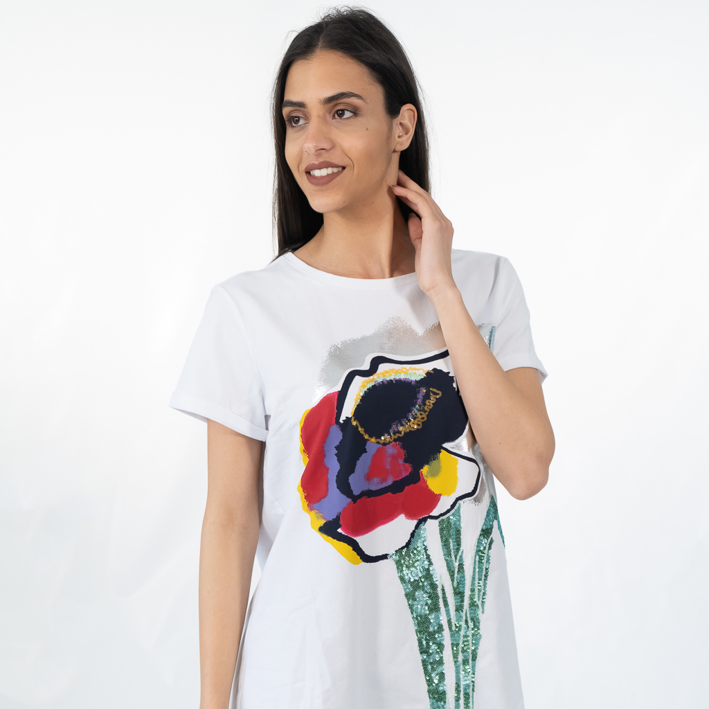 Blouse decorated with graphic print