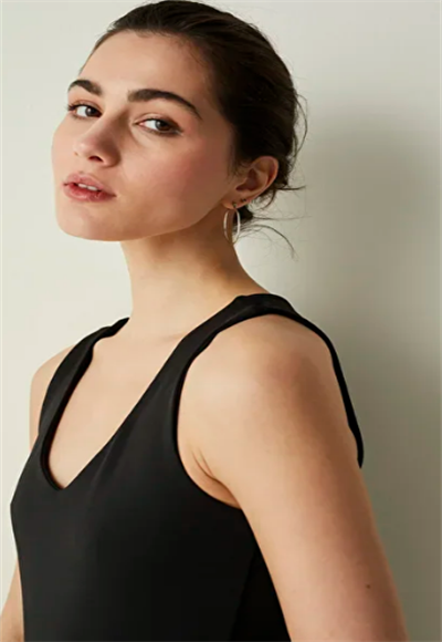 sleeveless blouse