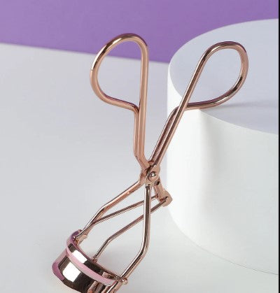 Eyelash curling tool