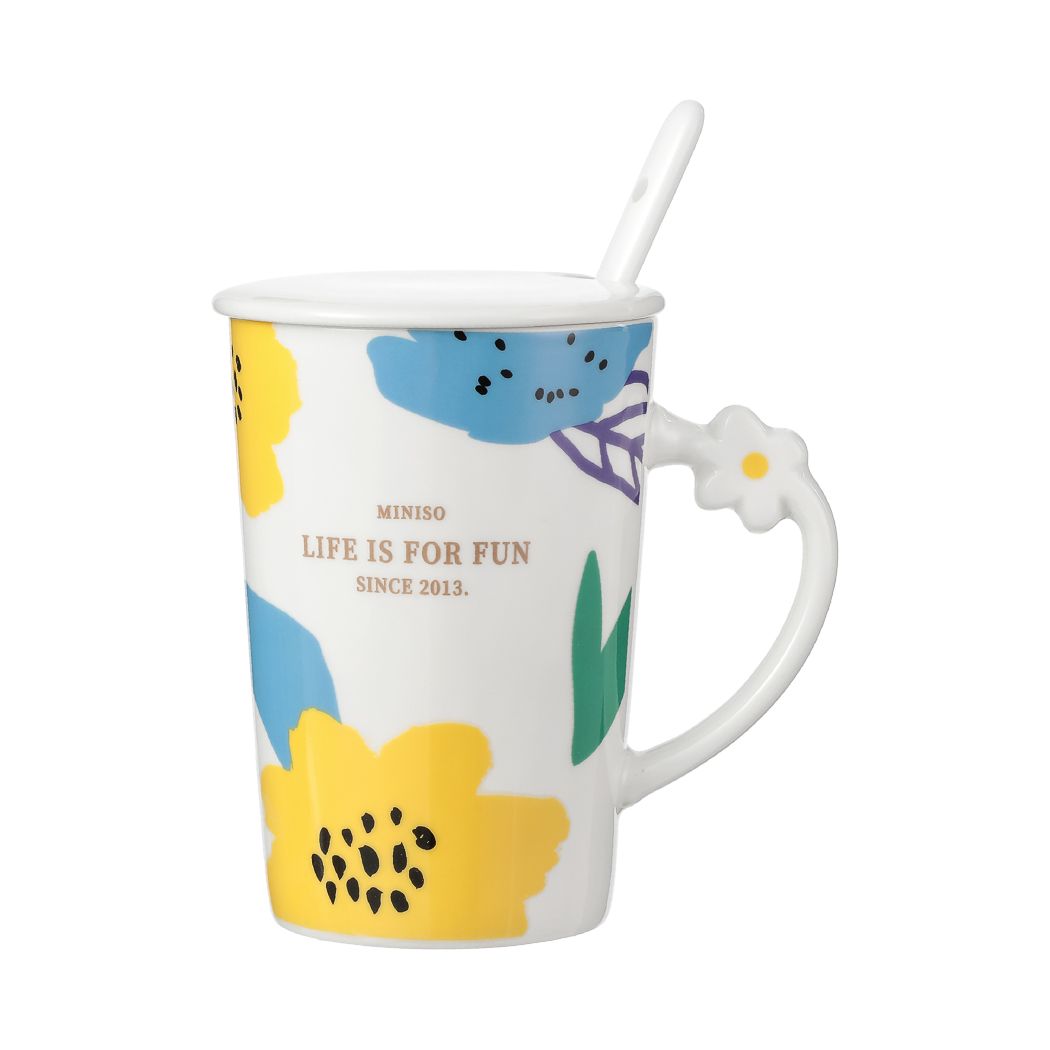 Porcelain mug with lid and spoon