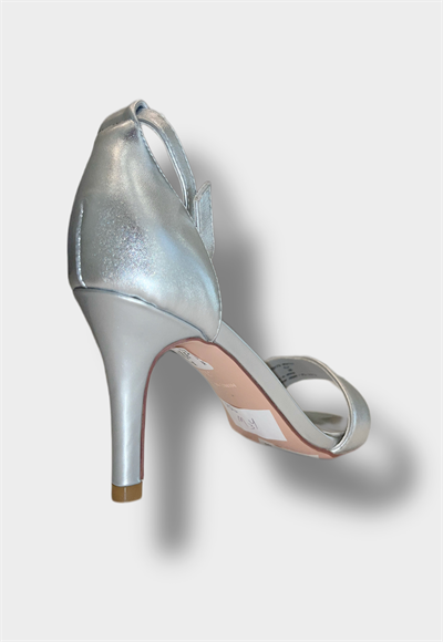 high-heeled shoes