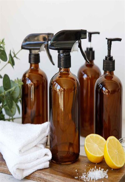Set of 2 spray bottles and pump