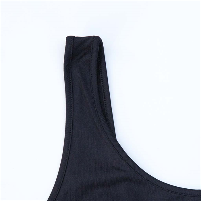 Sleeveless blouse with inner snaps