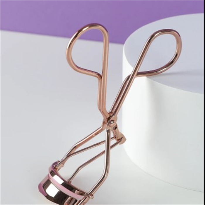 Eyelash curling tool