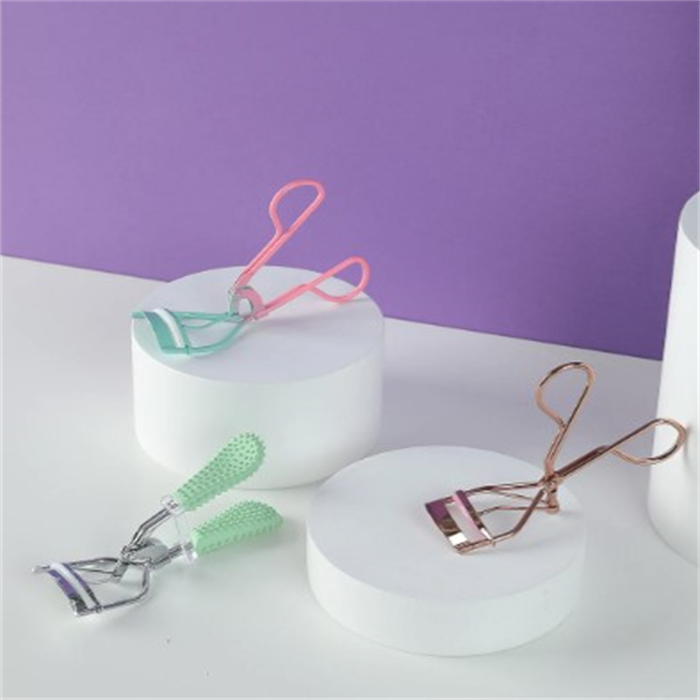 Eyelash curling tool